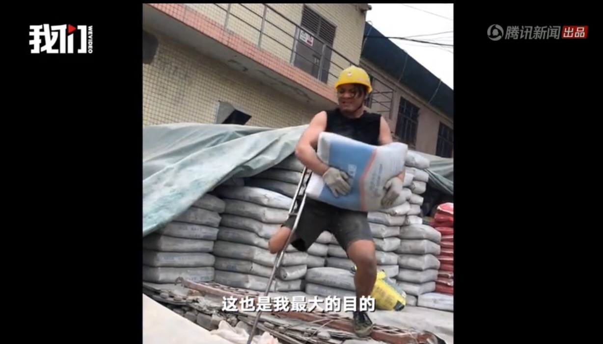 黎鸣正拄拐在工地上搬运。视频截图