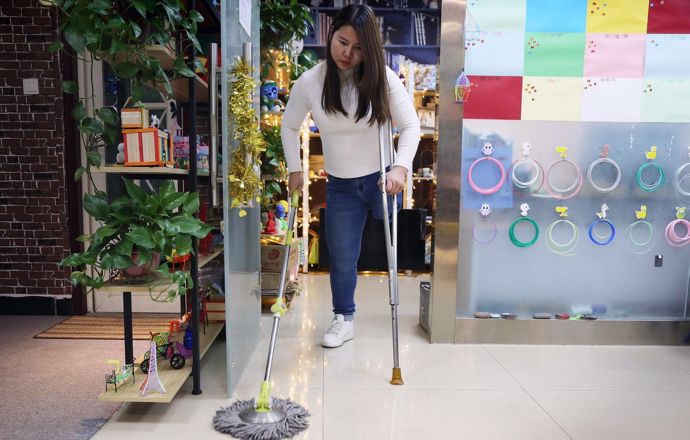 姑娘,你一条腿跑步的样子,真的很美