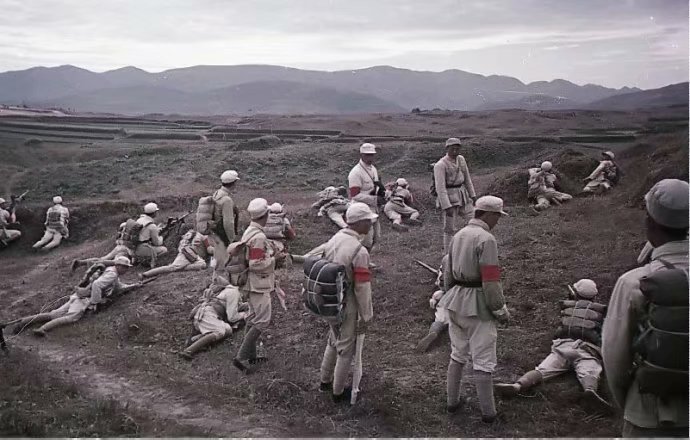 1949年彩色老照片渡江前的解放军开着两栖登陆车架着日本歪把子