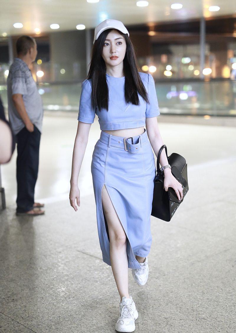 在来看整体的搭配,标志的女神直发造型,妆容精致淡雅也不浮夸,夏季