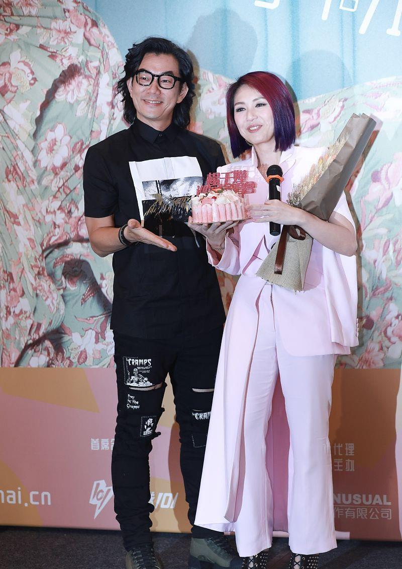 杨千嬅巡回演唱会造型,粉嫩西装优雅干练,酒红色波波头美得出众|杨千