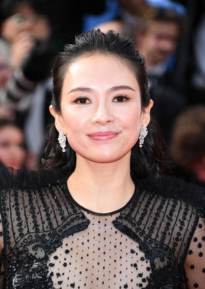 40岁章子怡越来越惊艳,穿黑色礼服裙再次走红毯,配泡面发型好美