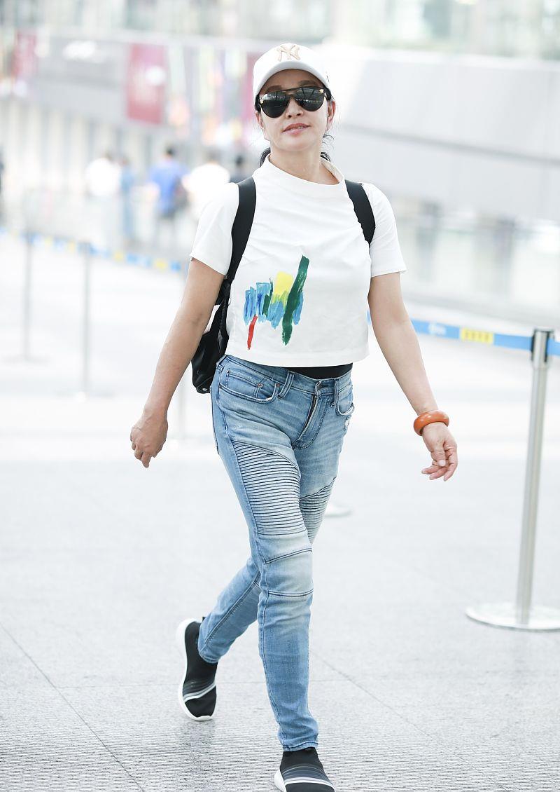 刘晓庆穿搭真大胆,露脐t恤配牛仔裤经典又时髦,哪像64岁老年人