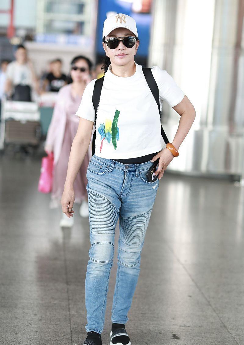 刘晓庆穿搭真大胆,露脐t恤配牛仔裤经典又时髦,哪像64岁老年人