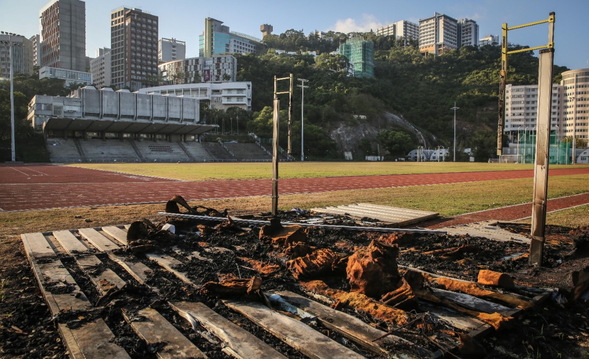 学校操场上，纵火的痕迹还未来得及清理。