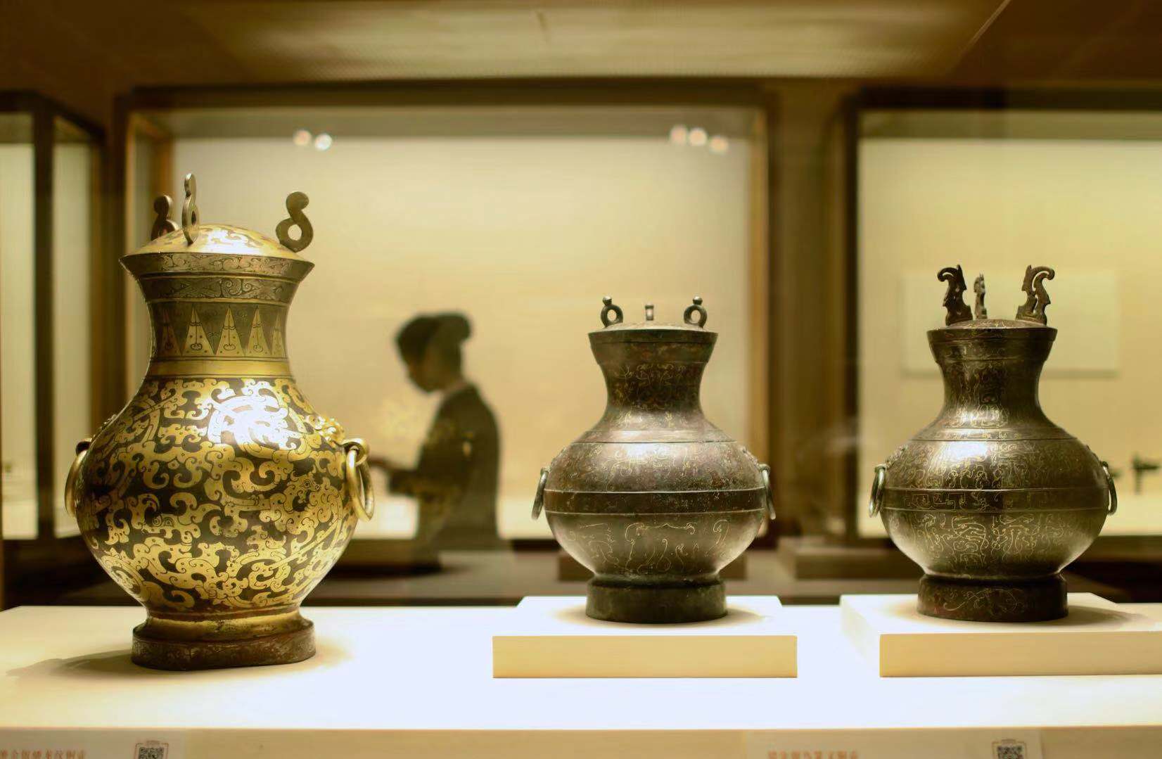 满城汉墓出土的鎏金银铜壶.