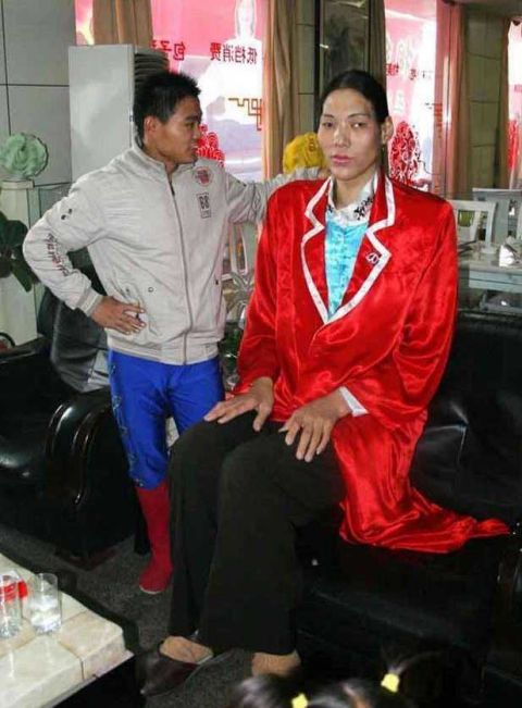 中国女巨人孙芳,身高2.