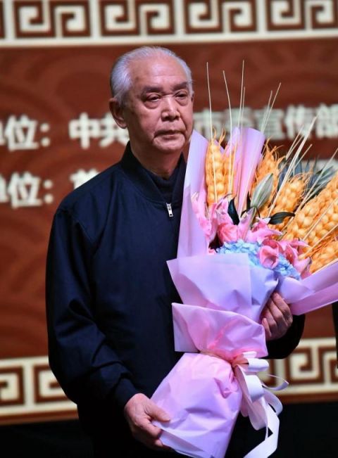 京剧表演艺术家李崇善虽巳是耄耋老人,却不减当年《磐石湾》中陆长海