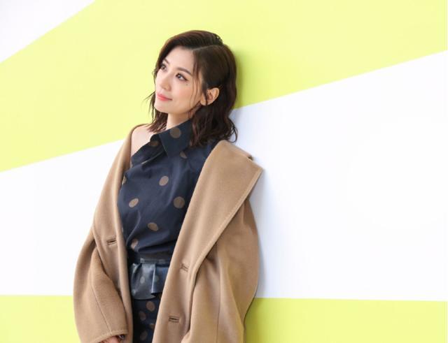 贾静雯把大衣穿出了新高度内搭斜肩衬衫真时髦齐肩卷发好贵气