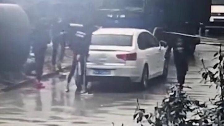 　5名男子从车后拿出“红缨枪”去抢劫商店。视频截图 