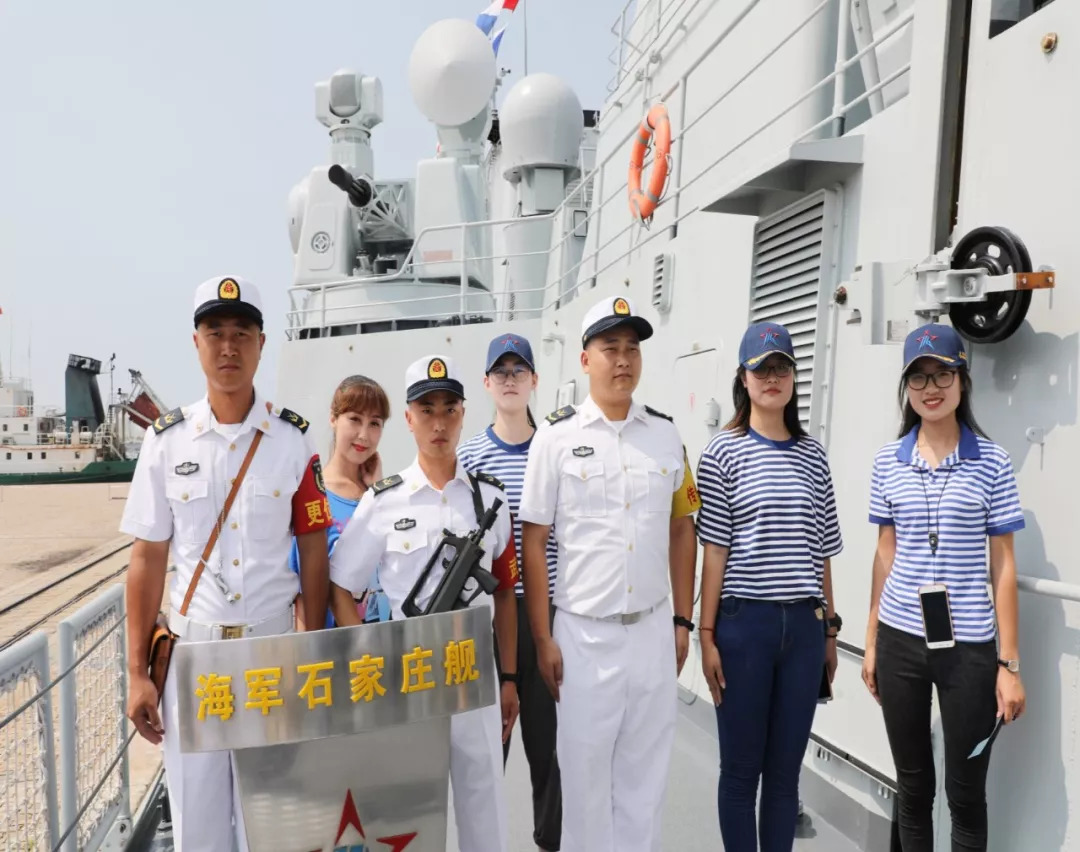 步入中甲板我们登上了舷梯在海军小哥哥的带领下然后接受安全检查首先