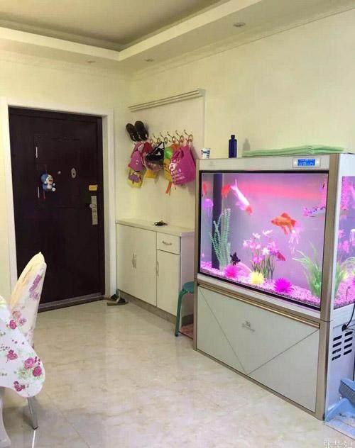 入户门进来,右边是鞋柜,左边是餐厅.