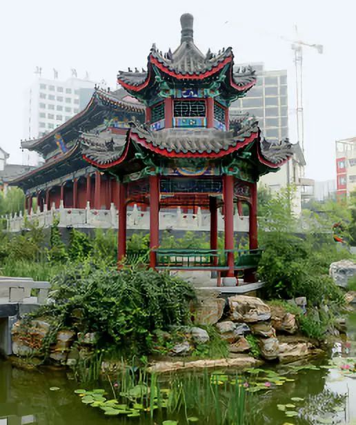  河北美院分为南北两个校区，北校区以中国古典建筑为特征，庭院阁楼遥相呼应
