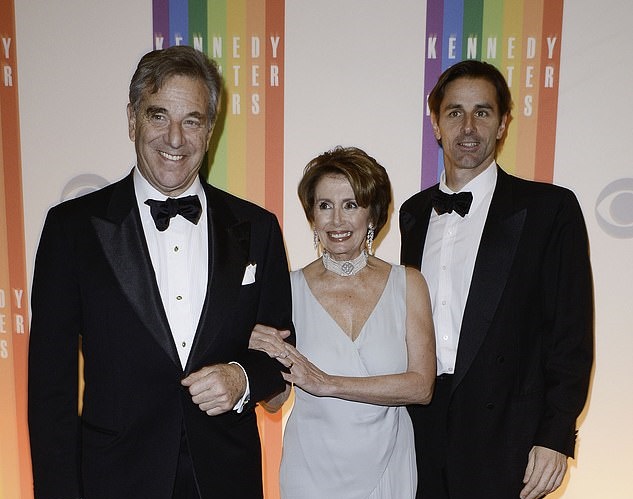 佩洛西与她的丈夫和儿子（最右），图自Getty Images