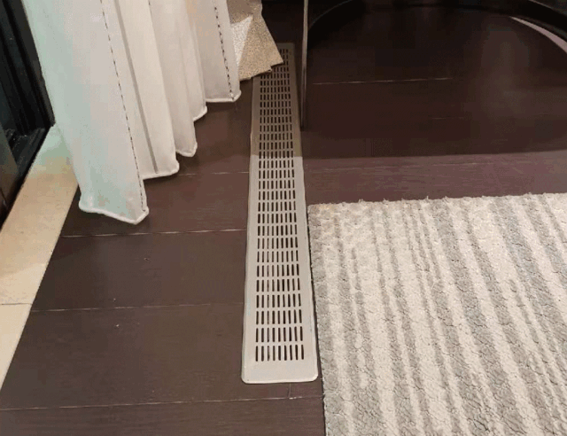 进风口位于地板,出风口位于房间顶部,新风循环的过程中形成一个"新风