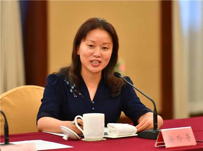 徐玲芳同志简历徐玲芳,女,1967年1月生,昆山市人,大学学历,1985年8月