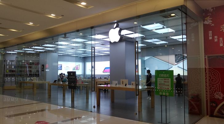 心疼苹果专卖店玻璃门突然爆裂4岁孩童脸蛋被割伤怎么就裂了