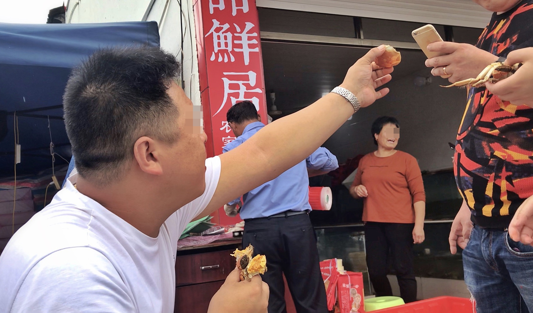 9月3日，苏州新蟹王市场，一微商在蟹铺前直播卖“正宗阳澄湖大闸蟹”，但此时尚未开湖。