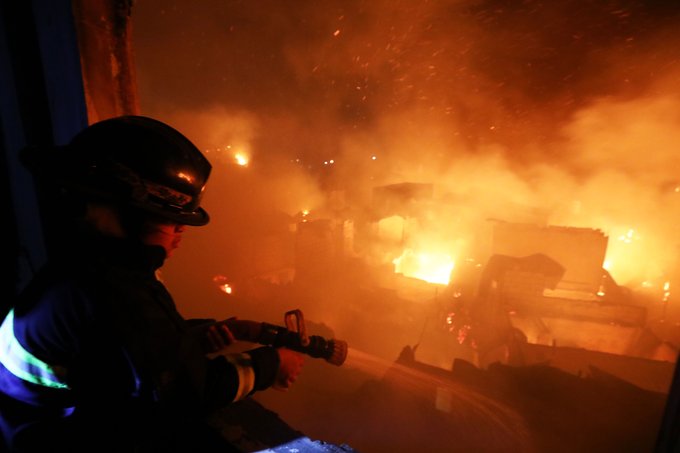 △消防人员正在进行灭火救灾（图片来源：《菲律宾星报》）