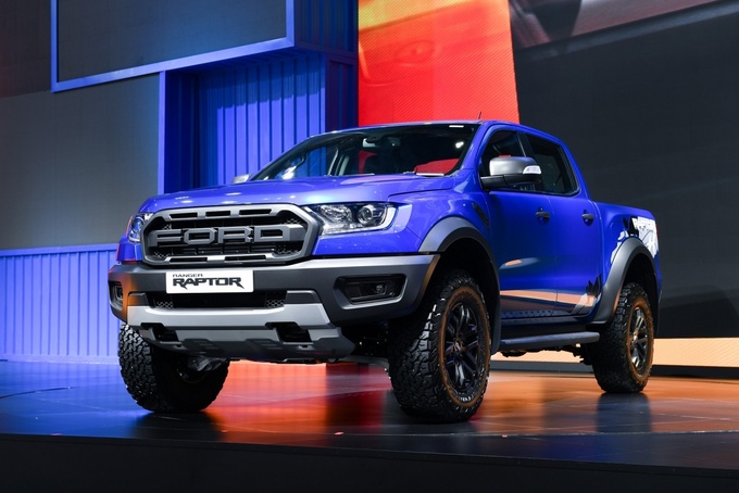 其一是福特ranger猛禽,展台上有三台车身颜色不用的ranger猛禽,分别