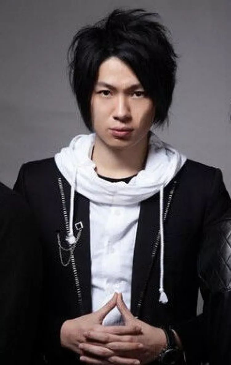 对了,他也是《终极一班》里的耿烈的分身.