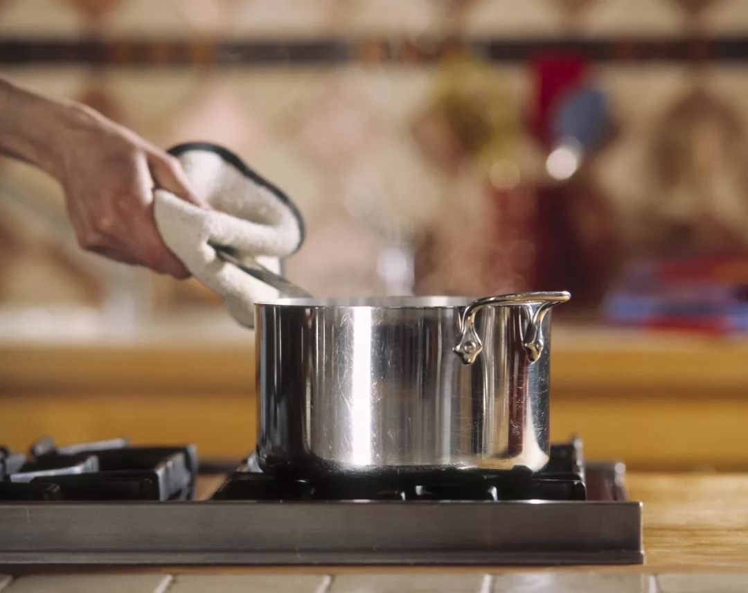 正在炒菜瞬间就发生爆炸厨房里这些小动作真要命