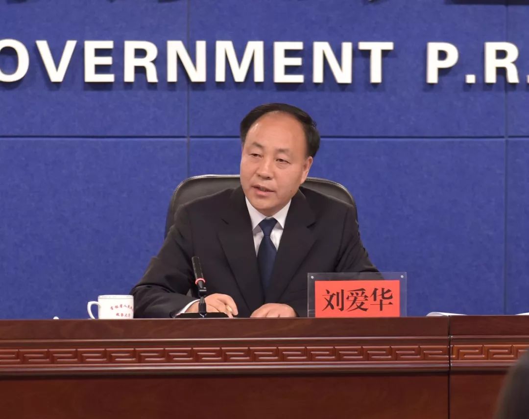 吉林省市场监管厅刘爱华（原省工商局财审处处长）回答记者提问。（图片来源：吉林市场监管官方微信）