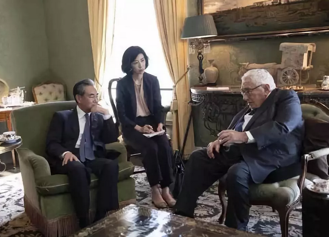 ▲当地时间2019年9月27日,国务委员兼外长王毅在纽约会见美国前国务卿基辛格。 图/新京报网