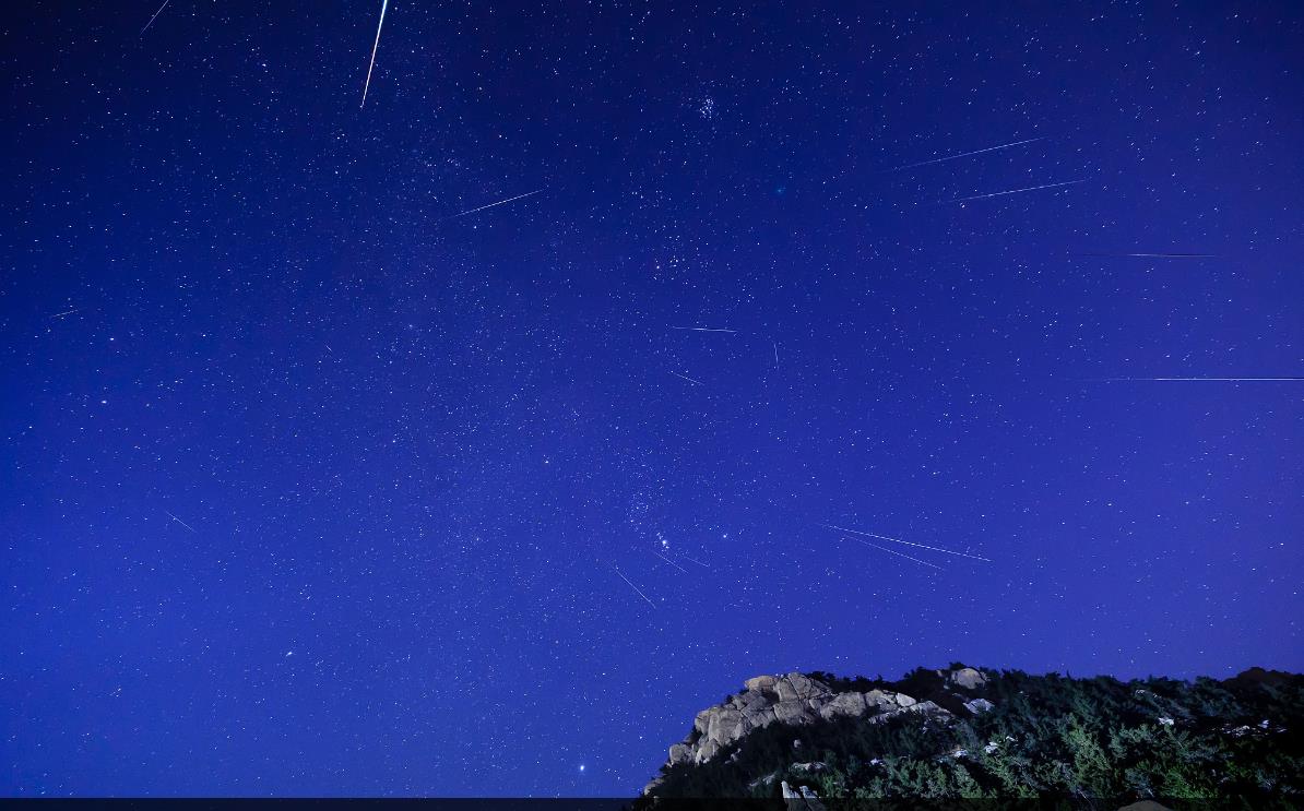 雙子座流星雨劃過夜空