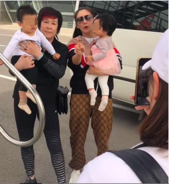 张雨绮离婚后带着龙凤胎首现身,见记者将孩子护身后,还出手挡着