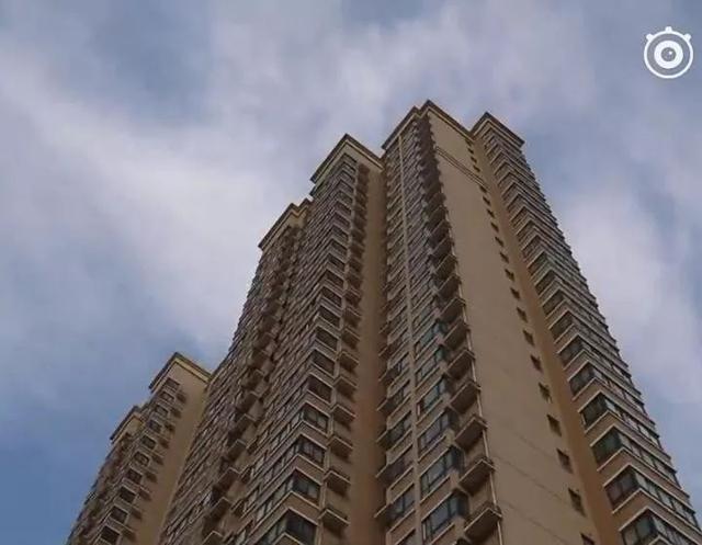 青岛一男子从8楼往窗外狂扔啤酒瓶,砸碎了自家窗户…民警赶来,将他