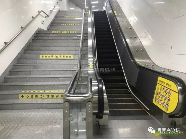 青岛地铁站的无障碍电梯形同虚设 出了电梯后障碍多的是!