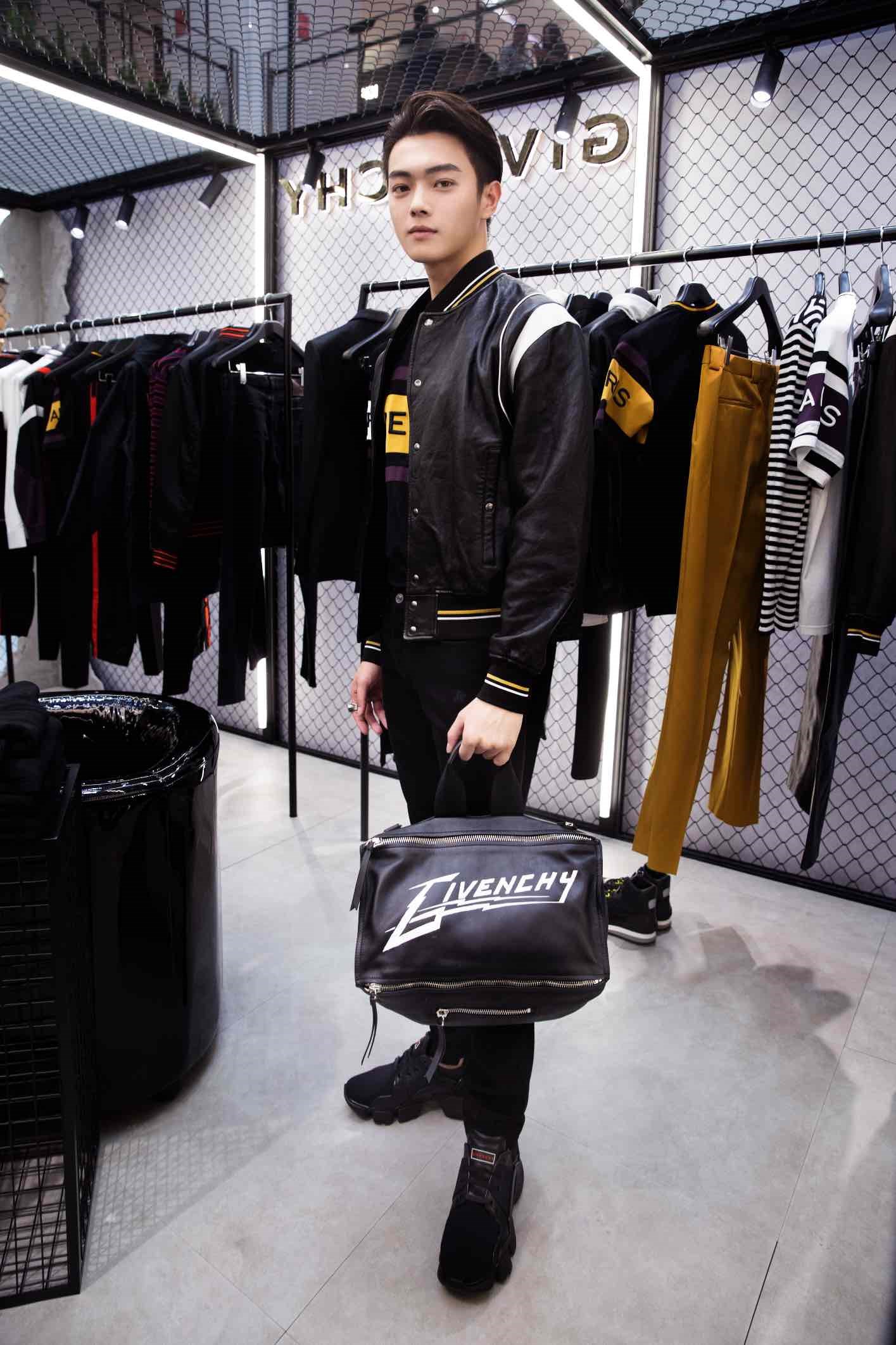 许凯受邀出席品牌活动 all black诠释复古摩登