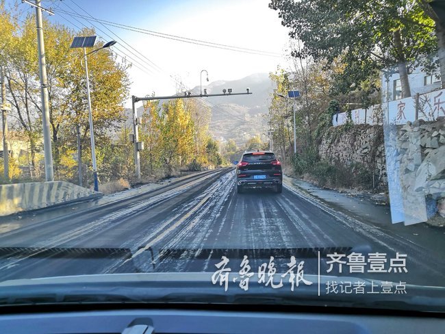 情报站|省道s103长城岭附近油罐车侧翻,油淌一地