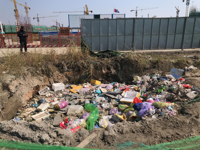 该负责人表示为了图方便省事,也为了节省处理垃圾的开支,公司让员工将