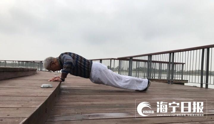 海宁这位80岁老人能做100个俯卧撑