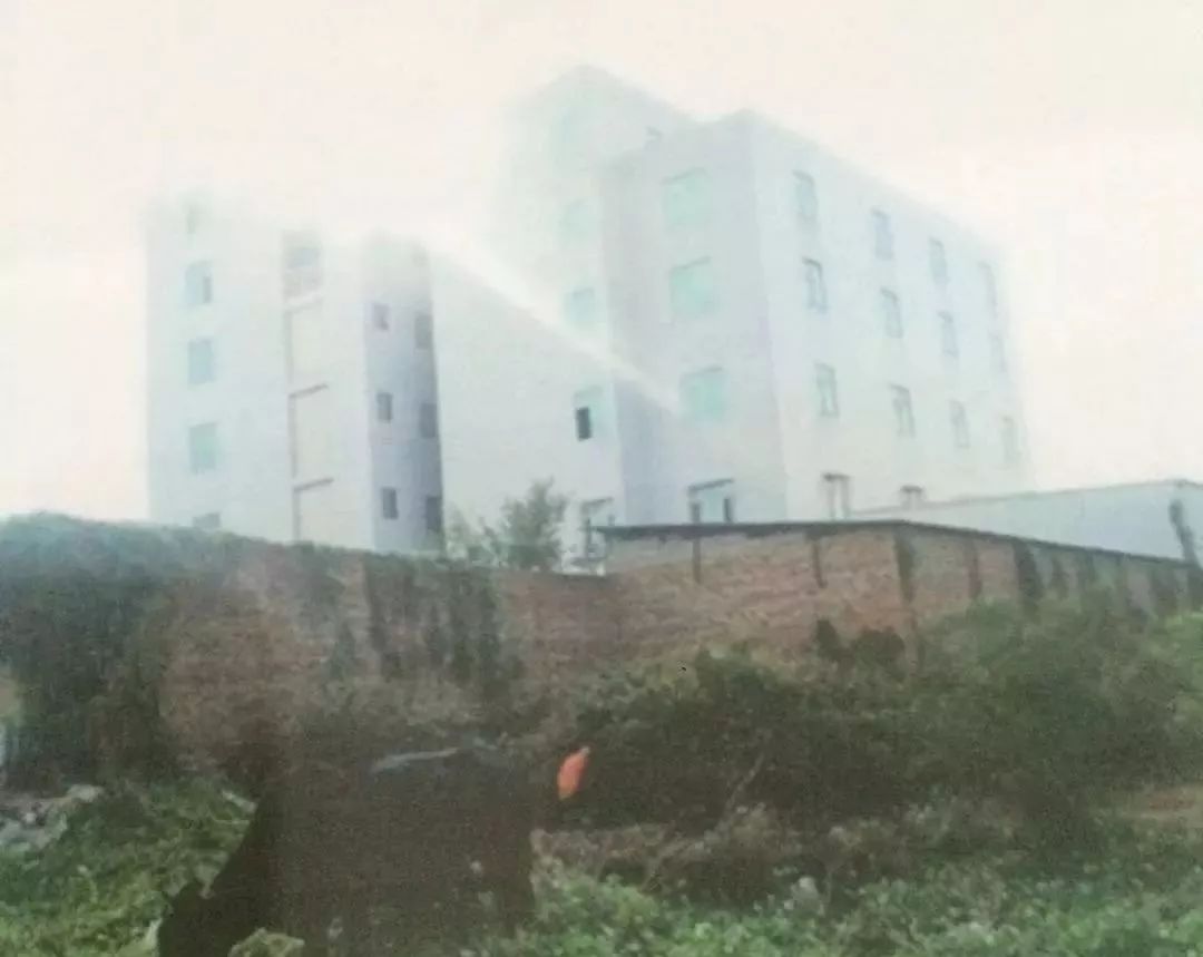 ▲作凶占地建成的大楼。 图/新京报