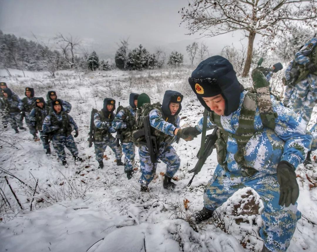 致敬，这就是军人的冬天！