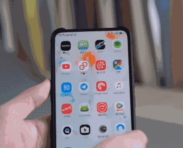 注意手机上方的升降摄像头。（图片来源：PingWest）