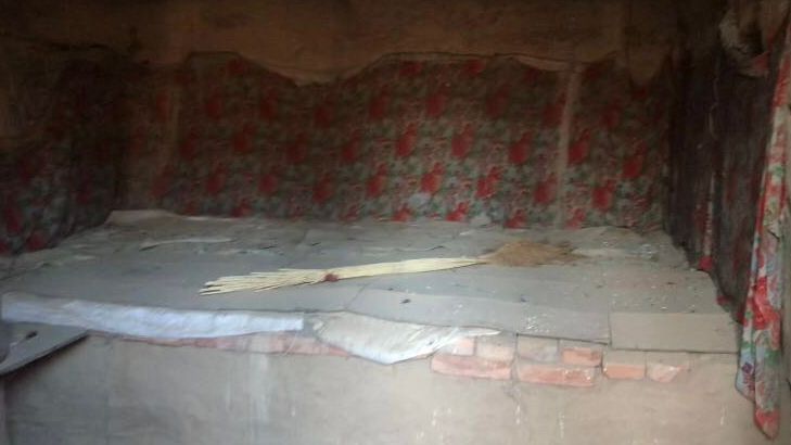 绿化沙漠:中国第四大沙漠内 这个男人抗沙20年绿化8000余亩 土洞里的土炕。新京报记者 李傲 摄