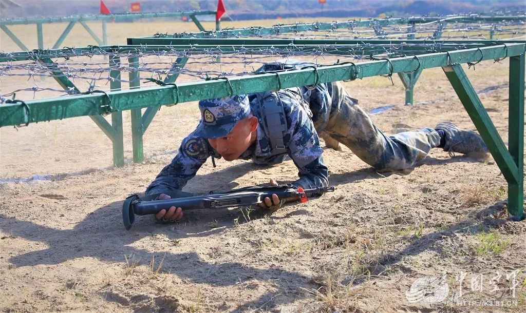 "参赛队员闻令而动,前方火力压制持枪低姿匍匐,为友邻掩护翻滚跃进