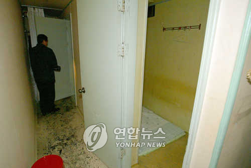 资料图：韩国警方正在搜查红灯区内的房间。（韩联社）