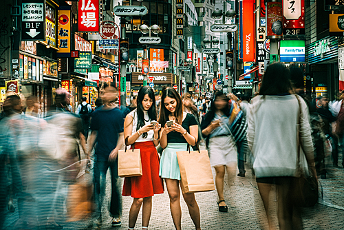  日本街头的年轻人。（视觉中国）