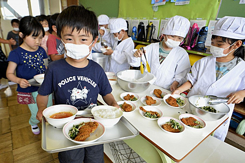 日本儿童在学校吃午餐。（共同社）