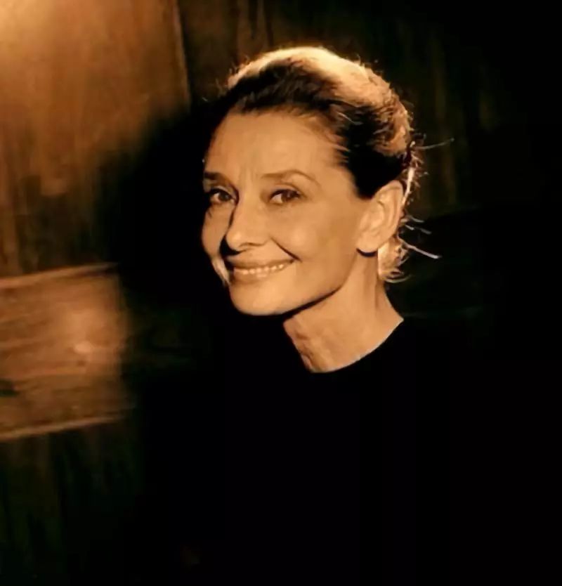 中国明星都模仿的这张脸,究竟藏着怎样的尊严|纪梵希|奥黛丽·赫本