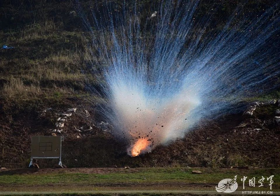 高清爆图让你身临其境感受tnt爆炸产生的冲击波
