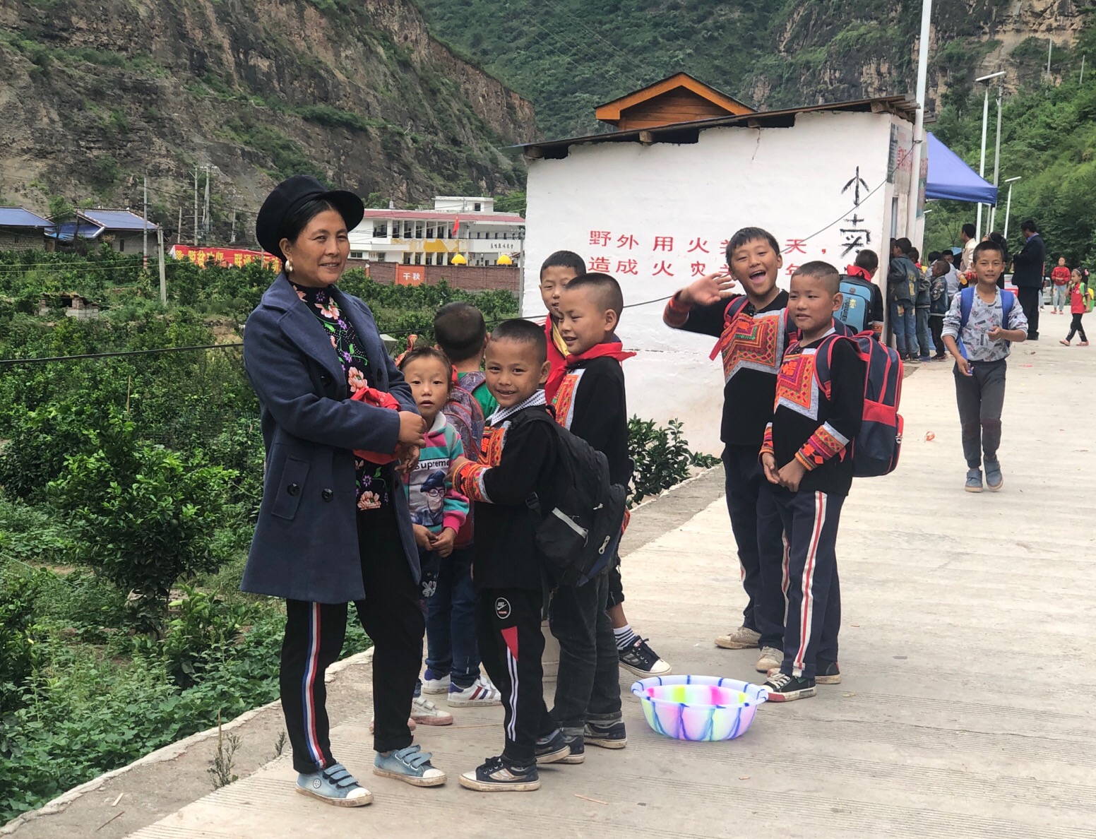 悬崖村小学开学知识天梯铺就成才路