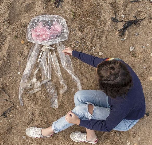 这位妈妈把垃圾堆到沙滩,竟引网友纷纷点赞