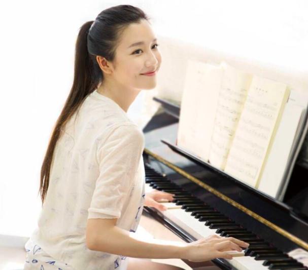 制作团队打造的《新三味聊斋》再度开播,首期节目便和白岩松,颜强一起