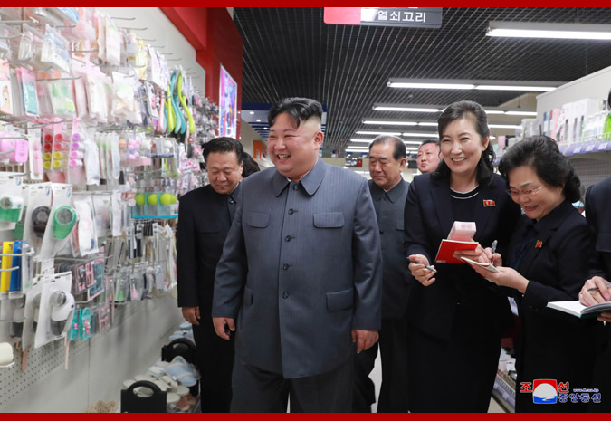 金正恩视察大城百货商店(图源:朝中社)